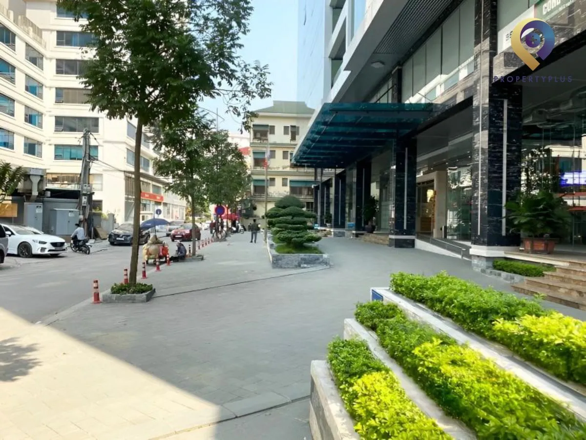 Khu vực xung quanh tòa nhà CIC Tower với vỉa hè rộng và cây xanh.